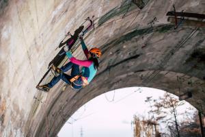 Maja Šuštar je s tremi letošnjimi zmagami vodilna v 5. odprtem slovensko-hrvaško-srbskem pokalu v lednem plezanju. (foto Bojan Haron)